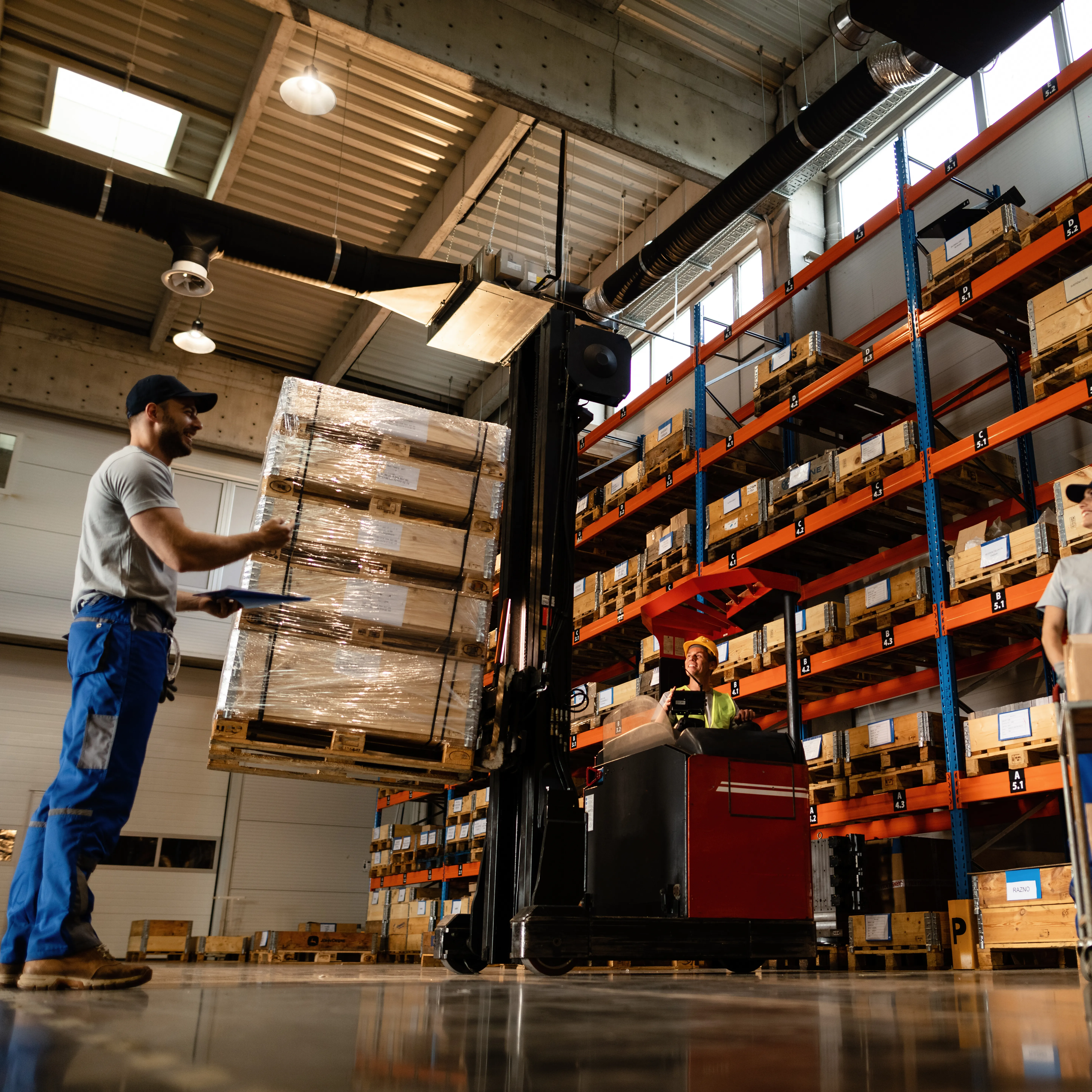 Zespół Spark Services w magazynie logistycznym